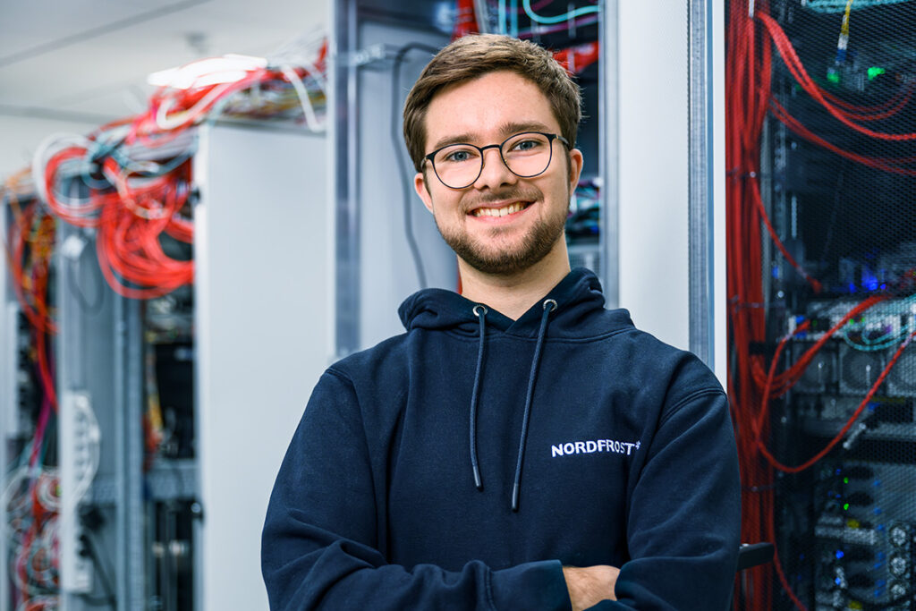 IT-Mitarbeiter im Serverraum