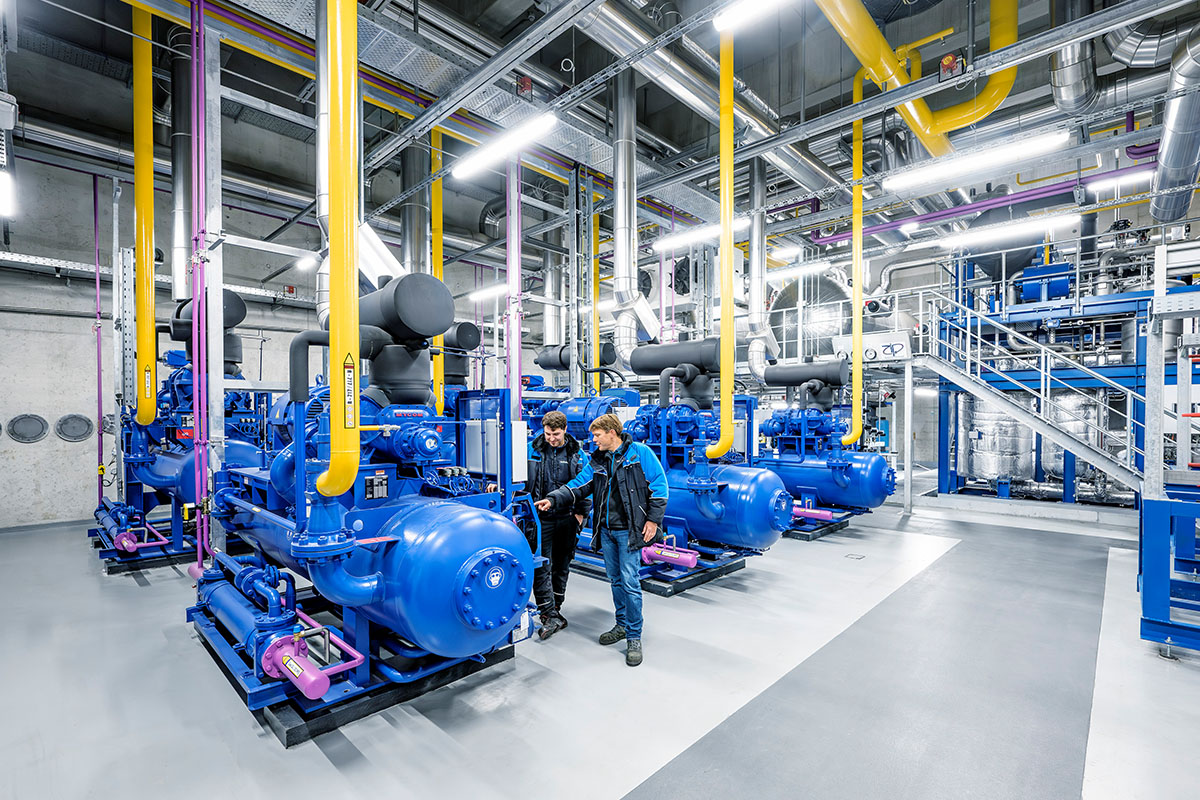 Zwei Technik Mitarbeiter in der Kältetechnik