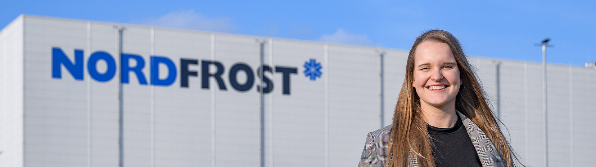 Die Mitarbeiterin vor dem Nordfrost-Gebäude