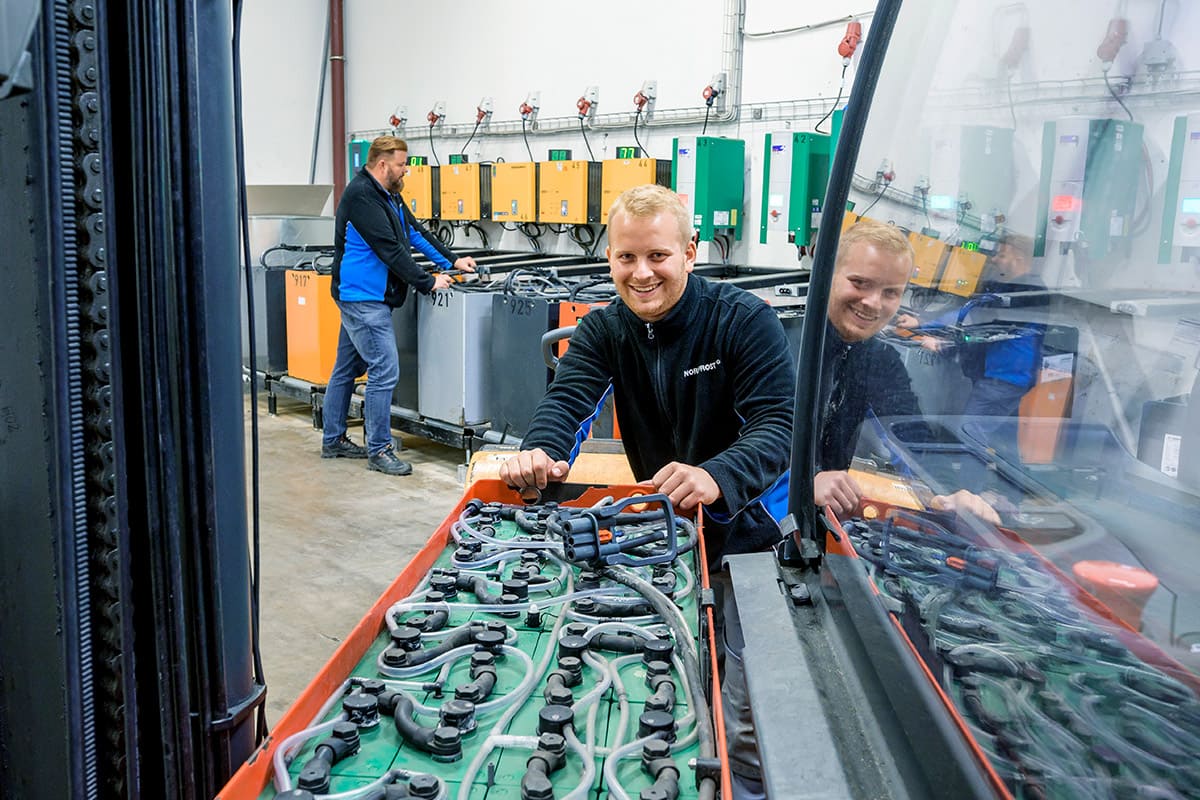 Zwei Techniker arbeiten mit ihrem Arbeitsmaterial.