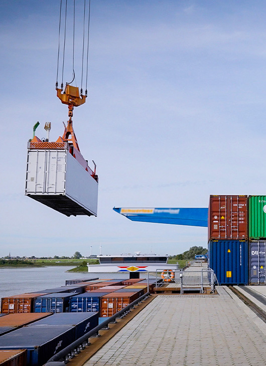 Container werden im Hafen verladen.