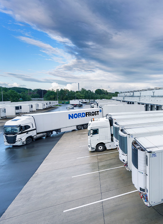 Mehrere Lkw mit Nordfrost-Logo.