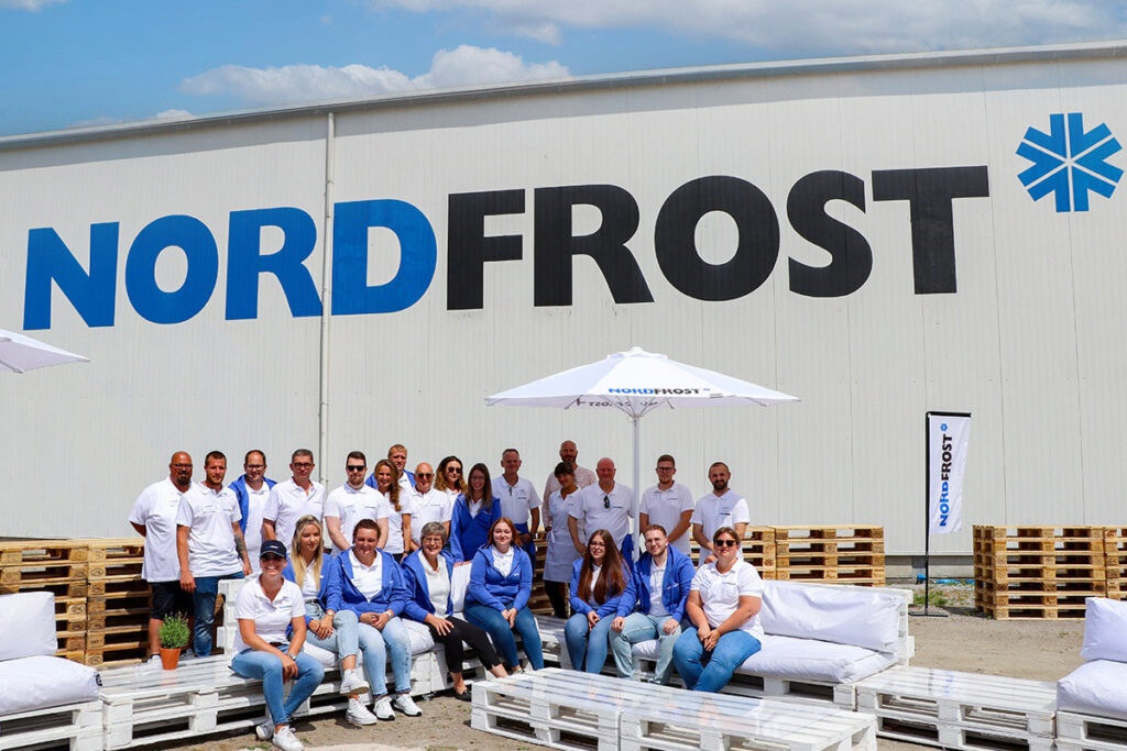 Das Nordfrost-Team vor dem Nordfrost-Gebäude