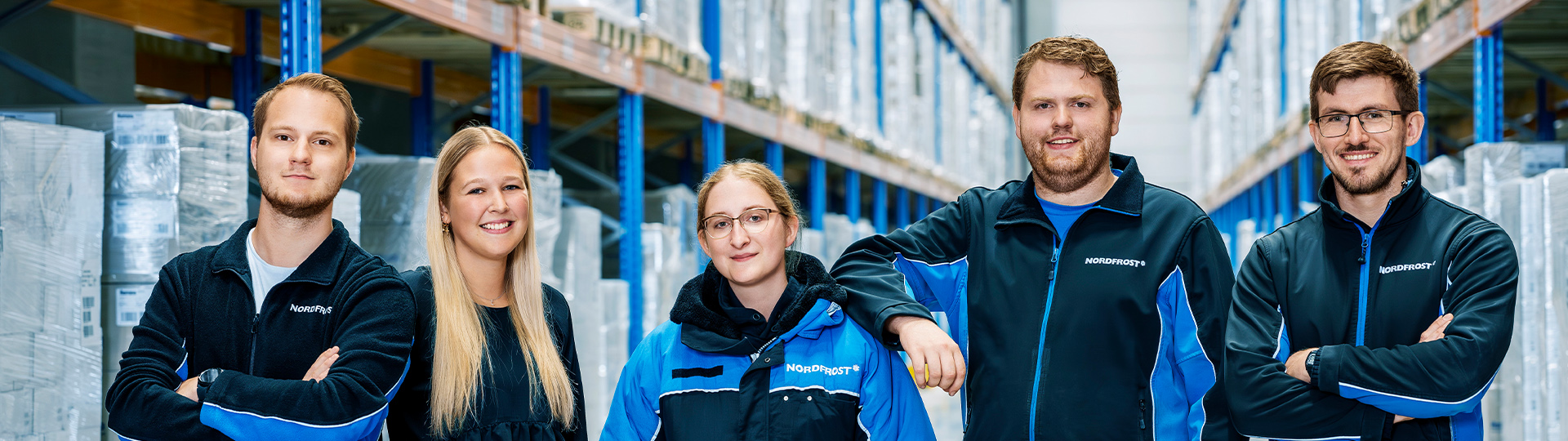 Die fünf Mitarbeiter sind gemeinsam im Lager.