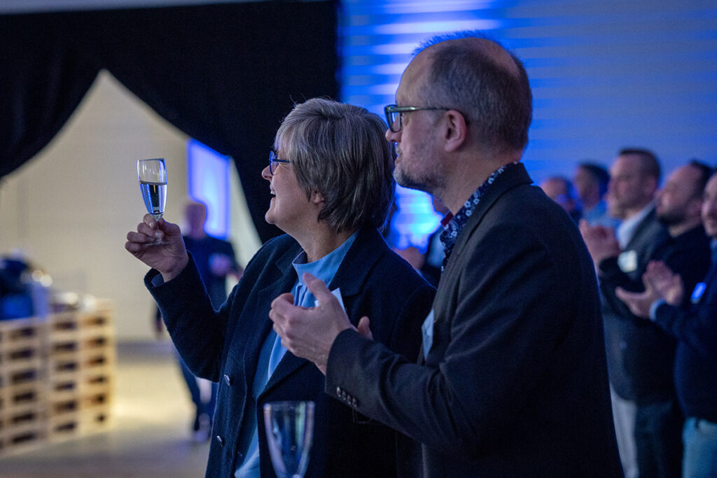 Die Kollegen feiern und klatschen im Konferenzraum