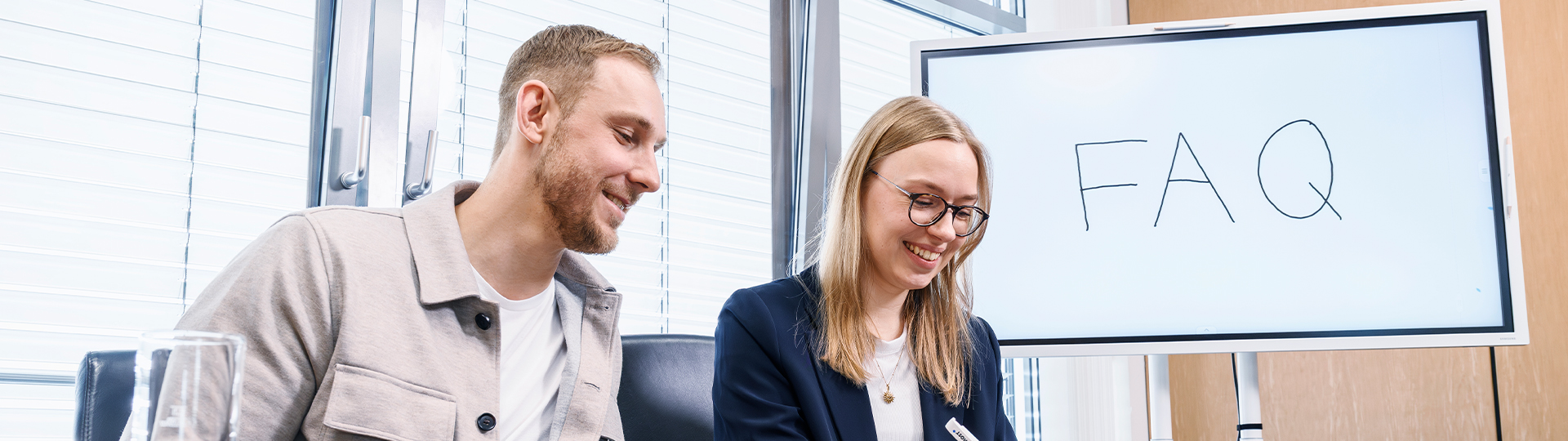 Angestellten am Schreibtisch