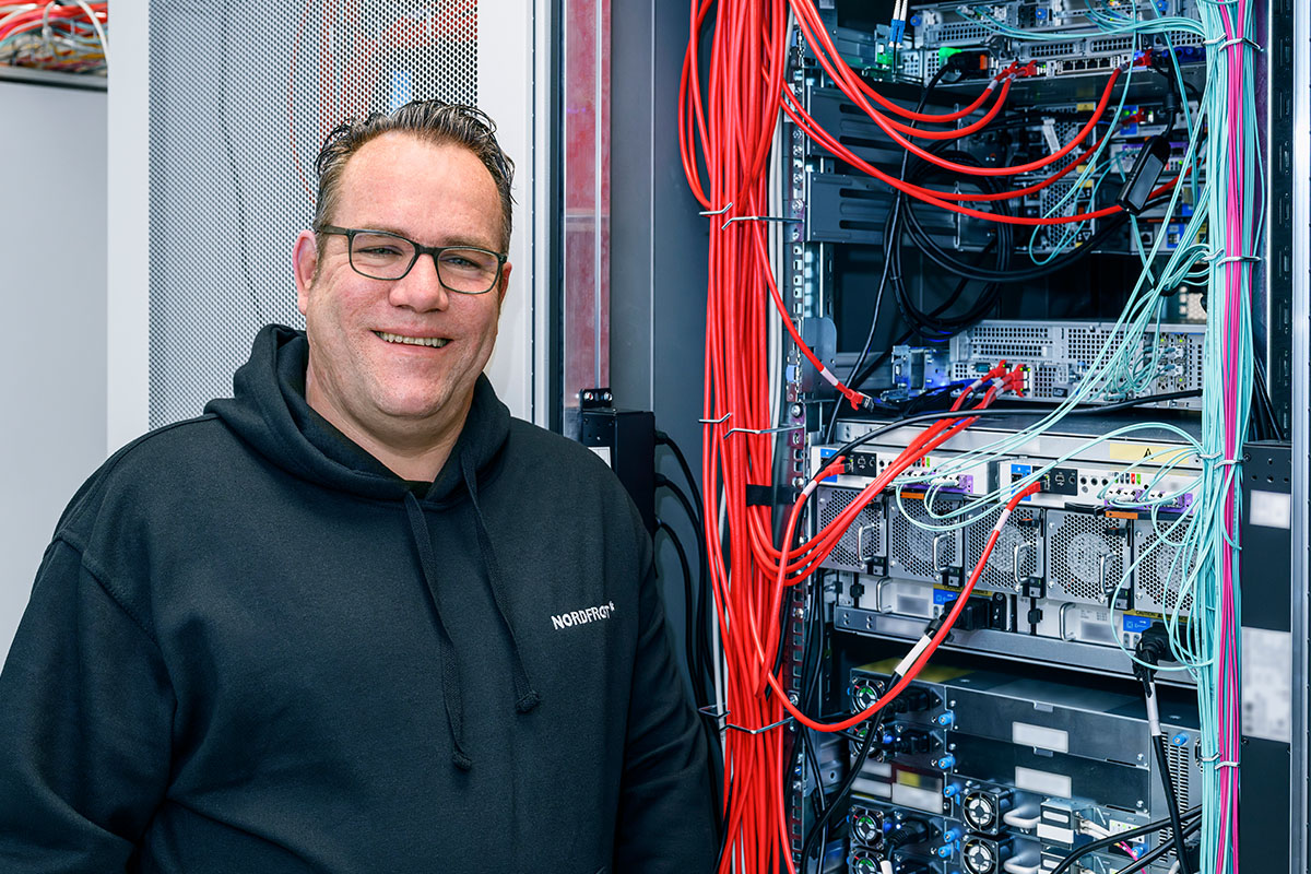 Mitarbeiter im Serverraum