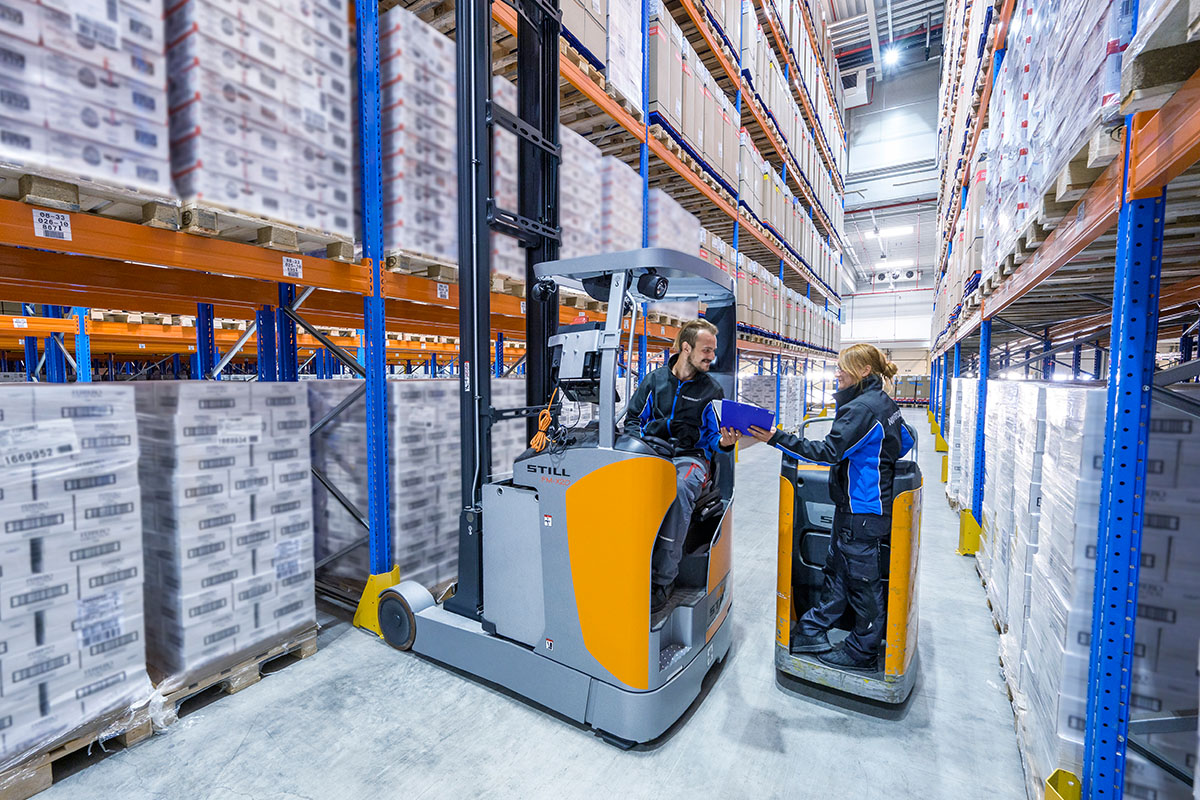 Zwei Arbeiter im Lager.