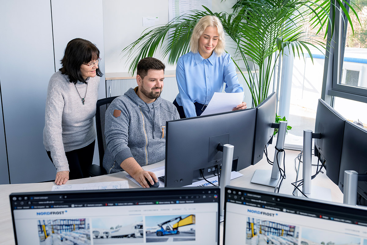 Die Mitarbeiter arbeiten zusammen.