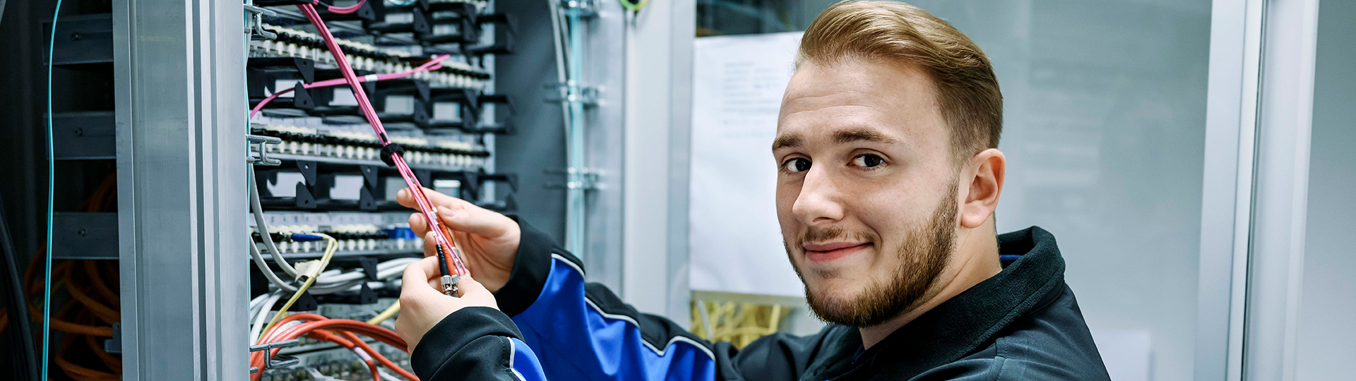 Mitarbeiter in der IT im Serverraum