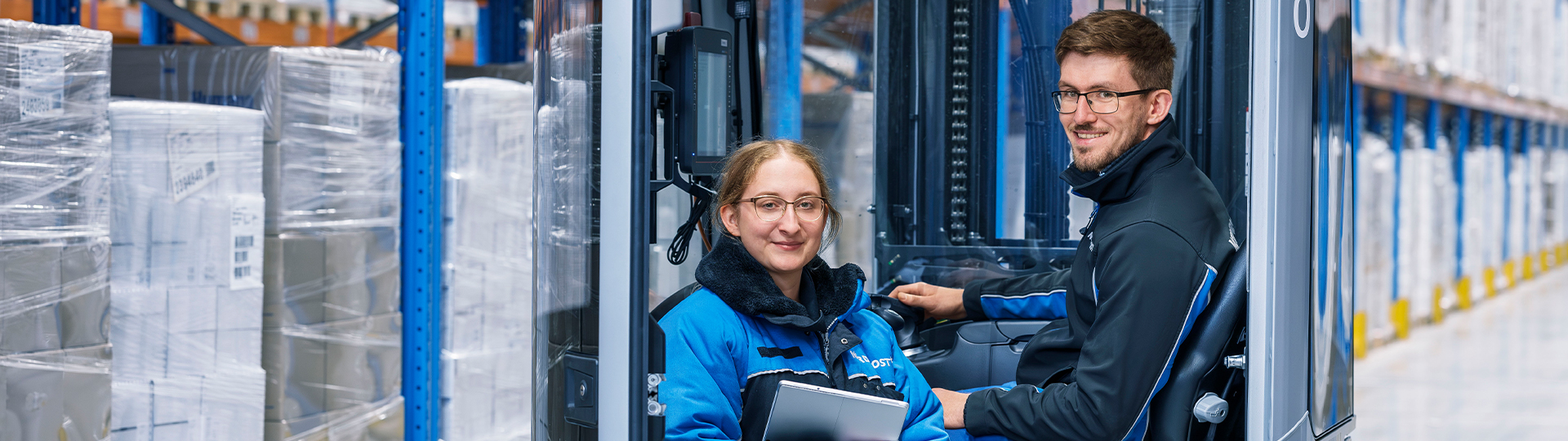 Mitarbeiter auf einem Gabelstapler