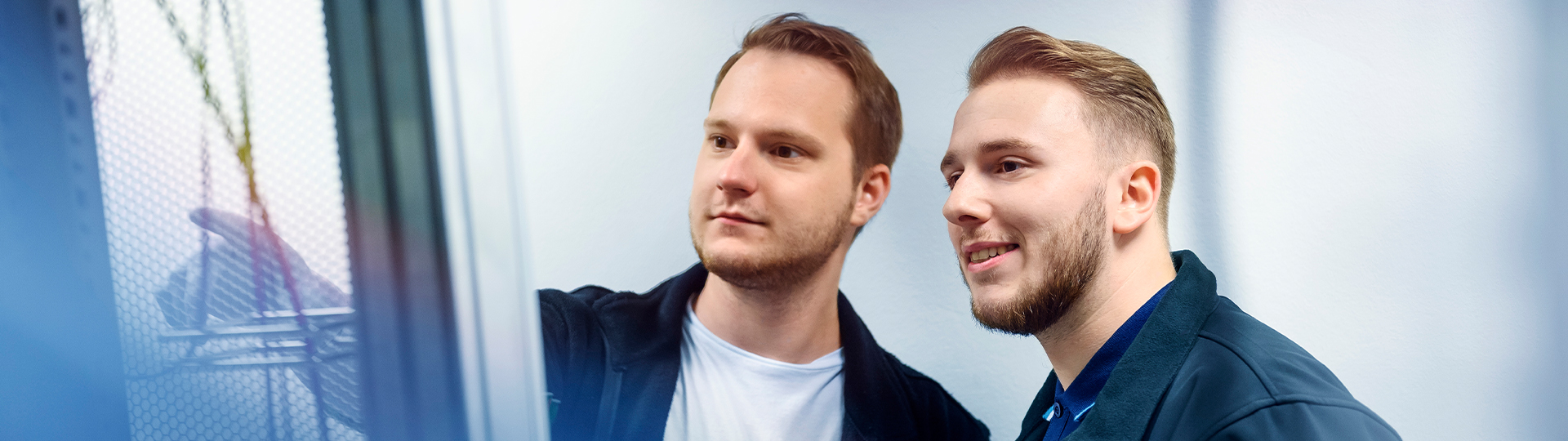 Mitarbeiter IT im Serverraum