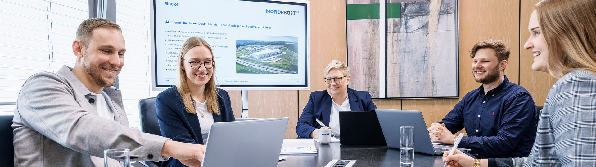 Mitarbeiter am Konferenztisch bei einem Meeting