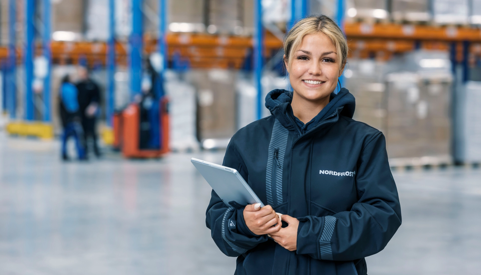 Praktikantin im Nordfrost-Lager.