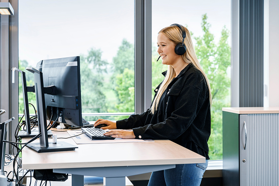 Angestellte am Schreibtisch