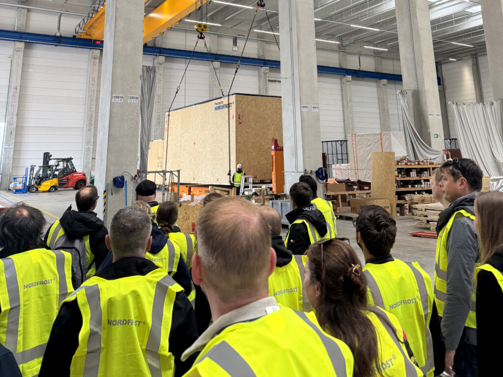 Verladung in der Projektlogistik mittels Deckenkran