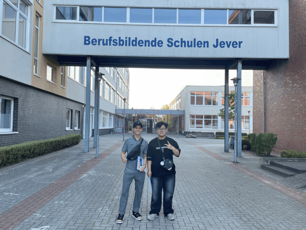 Auszubildende vor Berufsschule